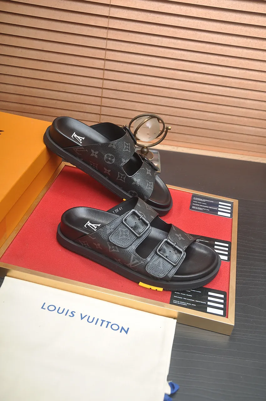 Men's shoes 💰400💶 [Louis Vuitton LV slippers] (high-end cowhide) counter 1:1 fashion style, a must-have for summer! The designer used LV’s iconic outsole. The original simple slippers instantly become fashionable! The upper is made of flexible special cowhide leather straps alternately, and the workmanship is exquisite! A must-have for stylish men in summer, size 38-45 (45 customized)